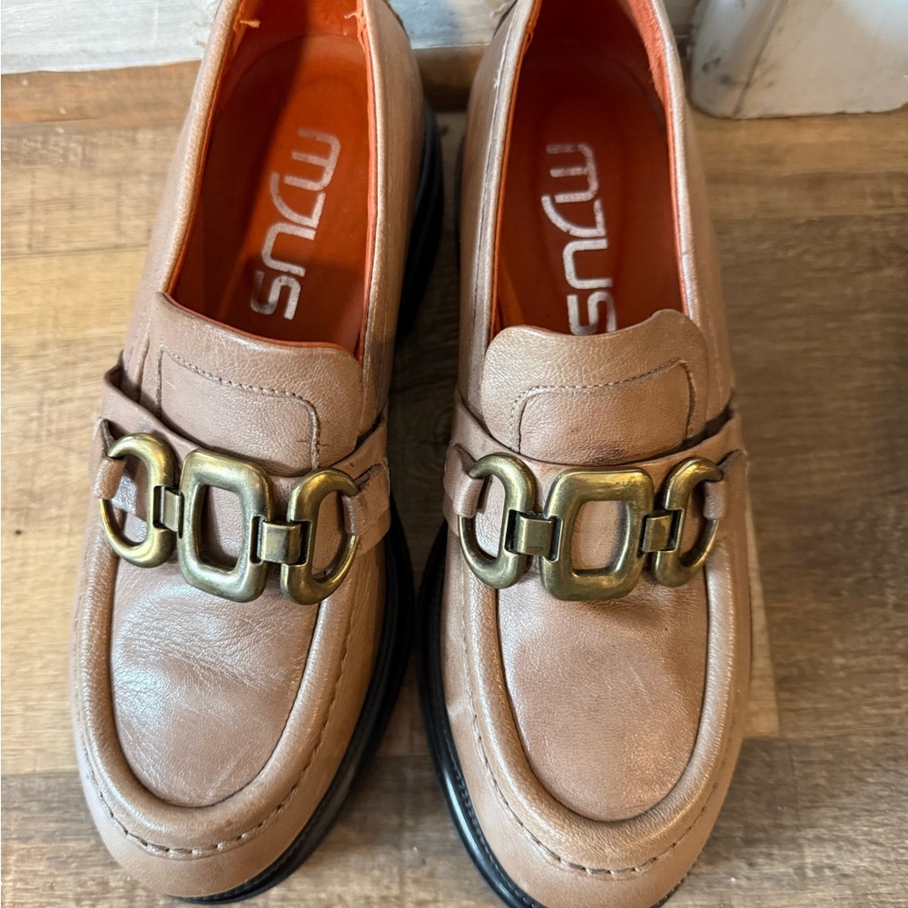 Elegant Tan Loafers with Gold Buckle - Picture 4 of 8